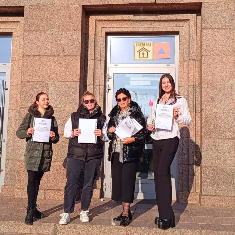 ISMA Premjers skolnieces spoži startē starptautiskajā konferencē Lietuvā