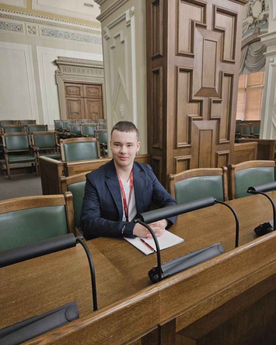 Ученики средней школы Premjers принимают участие в Дне теней!